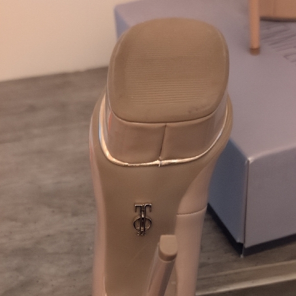 Jennifer Lopez Calente Nude Heels - Picture 5 of 8